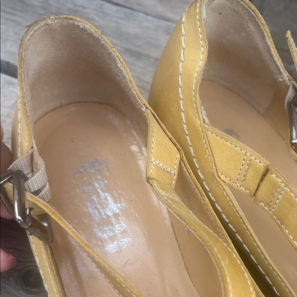 Women’s Fidji Yellow Pointed-Toe Slingback Heels - Picture 4 of 5